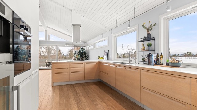 Gjennomtenkt design med glatte fronter og en helhetlig, moderne estetikk.