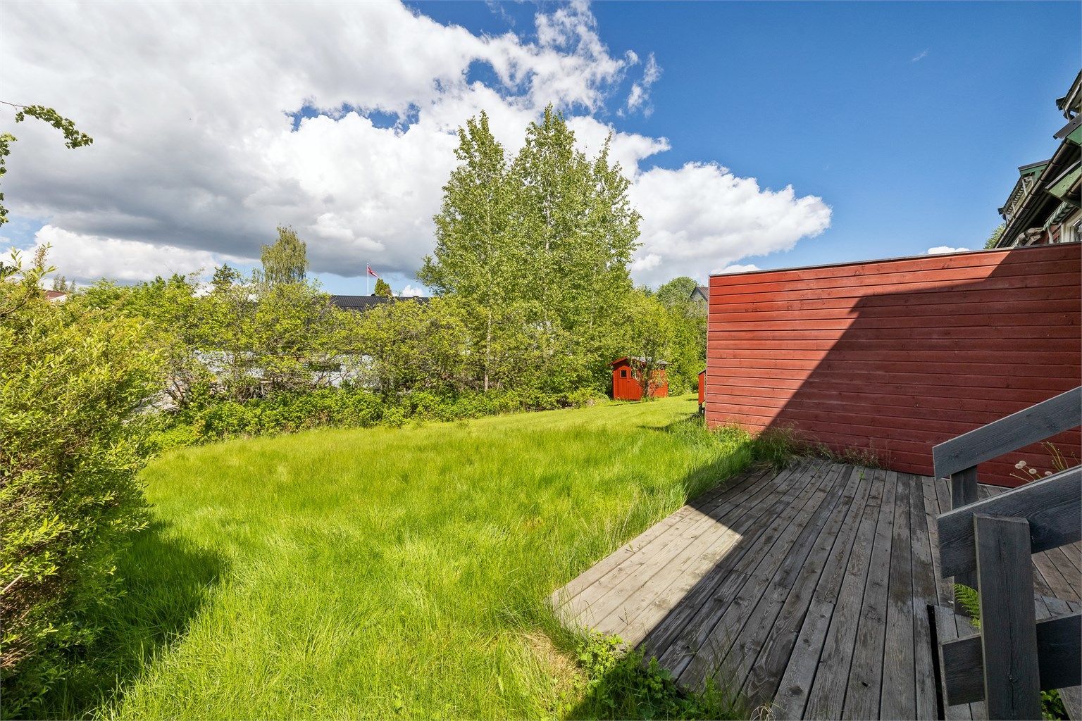 Solrik terrasse på ca. 14 kvm som blir en naturlig forlengelse av boligen på sommertid