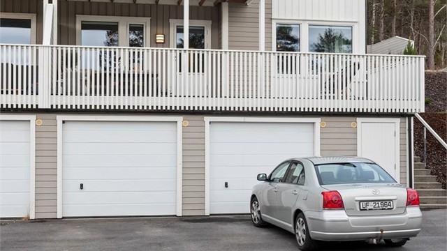 I underetasjen disponerer leiligheten en egen garasjeplass på 18 m². Det er tilrettelagt for eventuell montering av elbillader.
