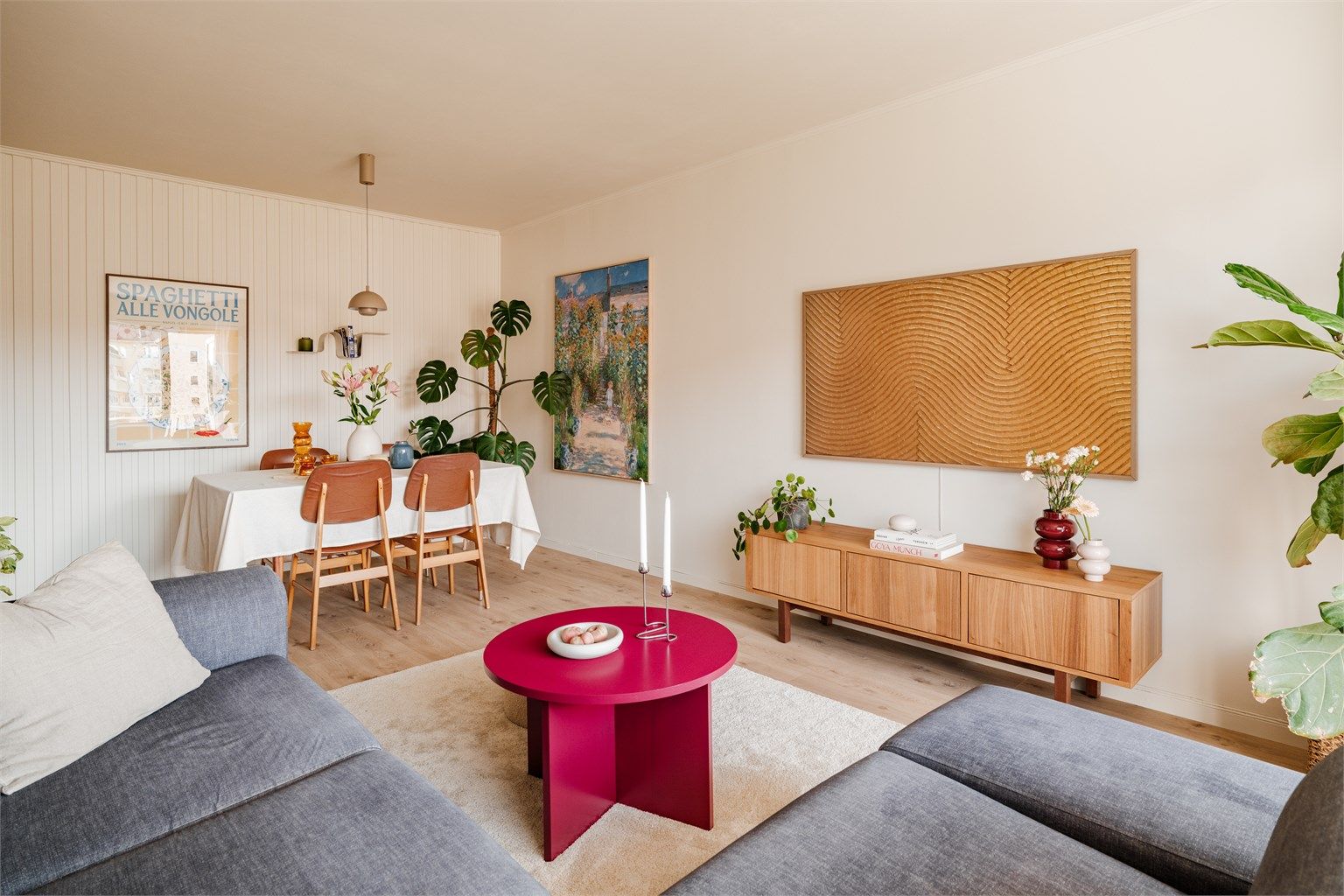 Leiligheten er oppvarmet med radiatorer via sentral fjernvarme