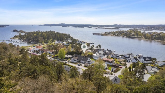 Kun ca. 200 meter fra boligen ligger populære Tangen badestrand med flott sandstrand, svaberg og herlige bademuligheter gjennom hele sommeren. Her kan dagen starte med et forfriskende saltvannsbad og avsluttes med kveldssol ved bassengkanten.