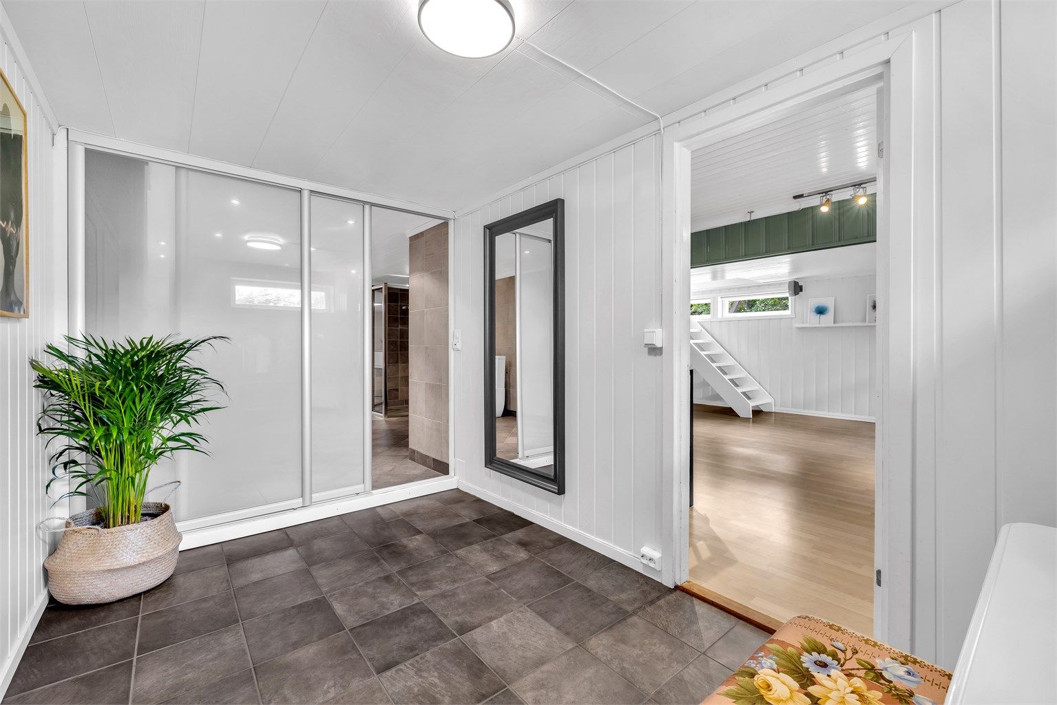 I kjelleren er det flere rom med plass for oppbevaring.