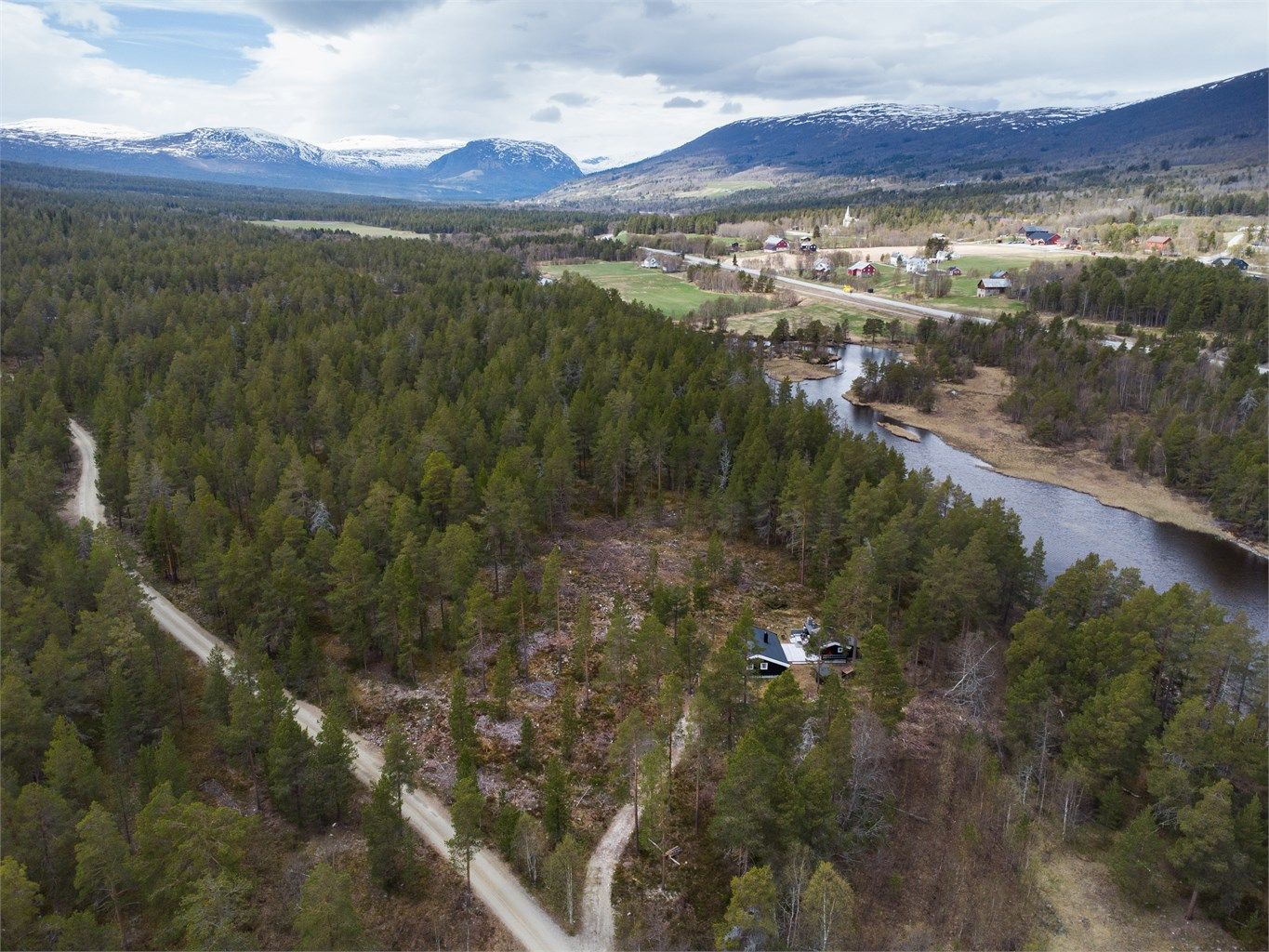 Eiendommen er lett tilgjengelig via E136 som går gjennom Lesja kommune.
