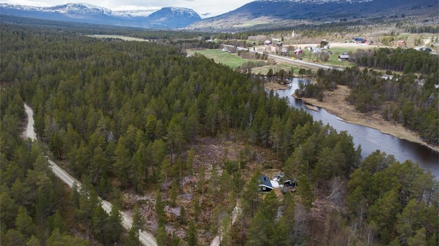 Eiendommen er lett tilgjengelig via E136 som går gjennom Lesja kommune.
