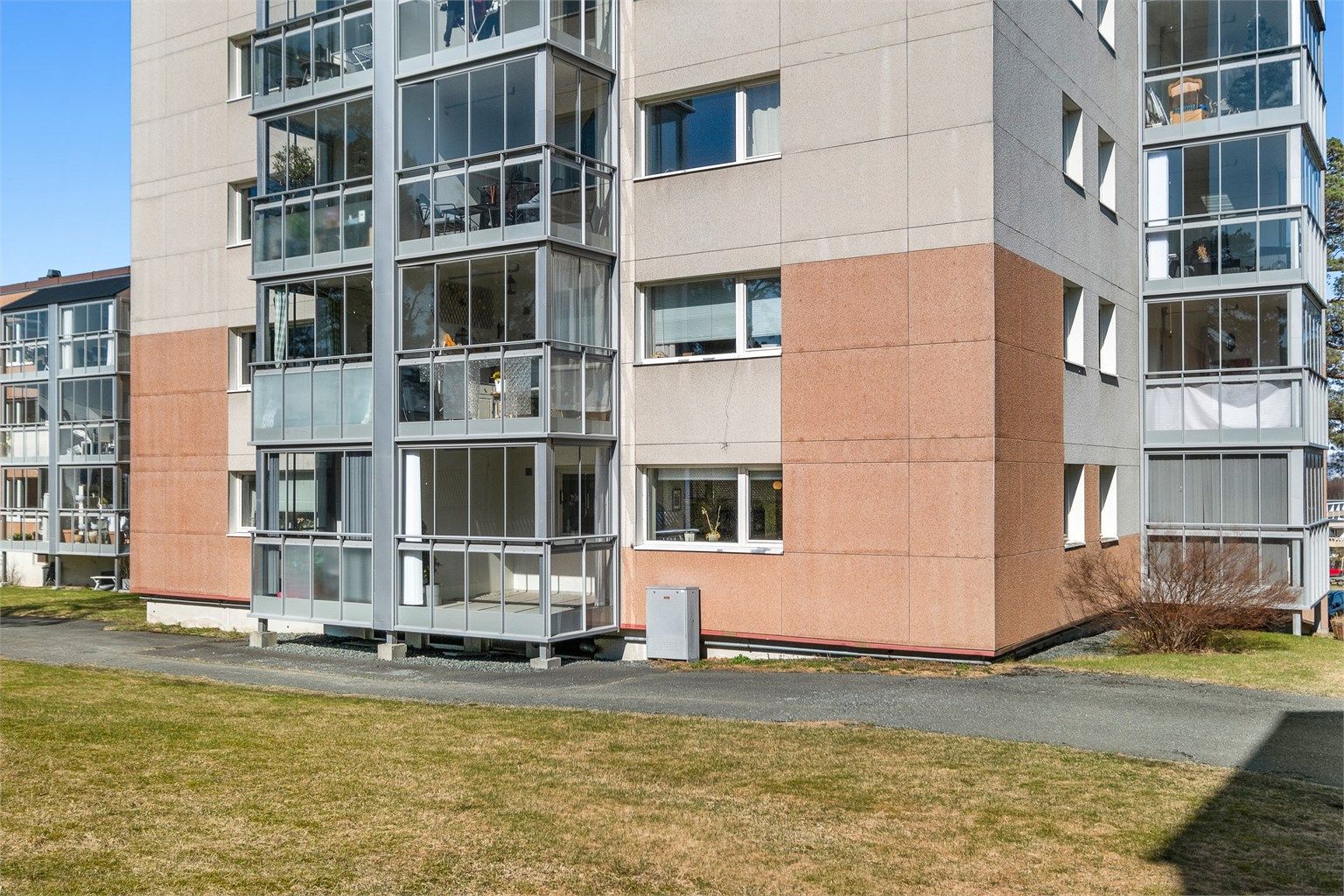 Borettslaget har flotte, åpne uteområder med plenarealer, sitteplasser og fine grøntdrag rundt bebyggelsen. I tillegg disponerer man en parkeringsplass på felles oppstillingsplass.