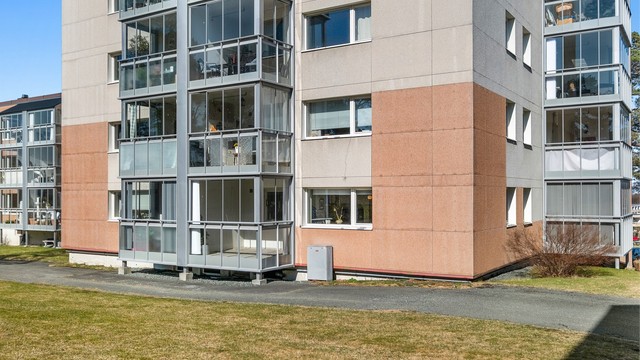 Borettslaget har flotte, åpne uteområder med plenarealer, sitteplasser og fine grøntdrag rundt bebyggelsen. I tillegg disponerer man en parkeringsplass på felles oppstillingsplass.