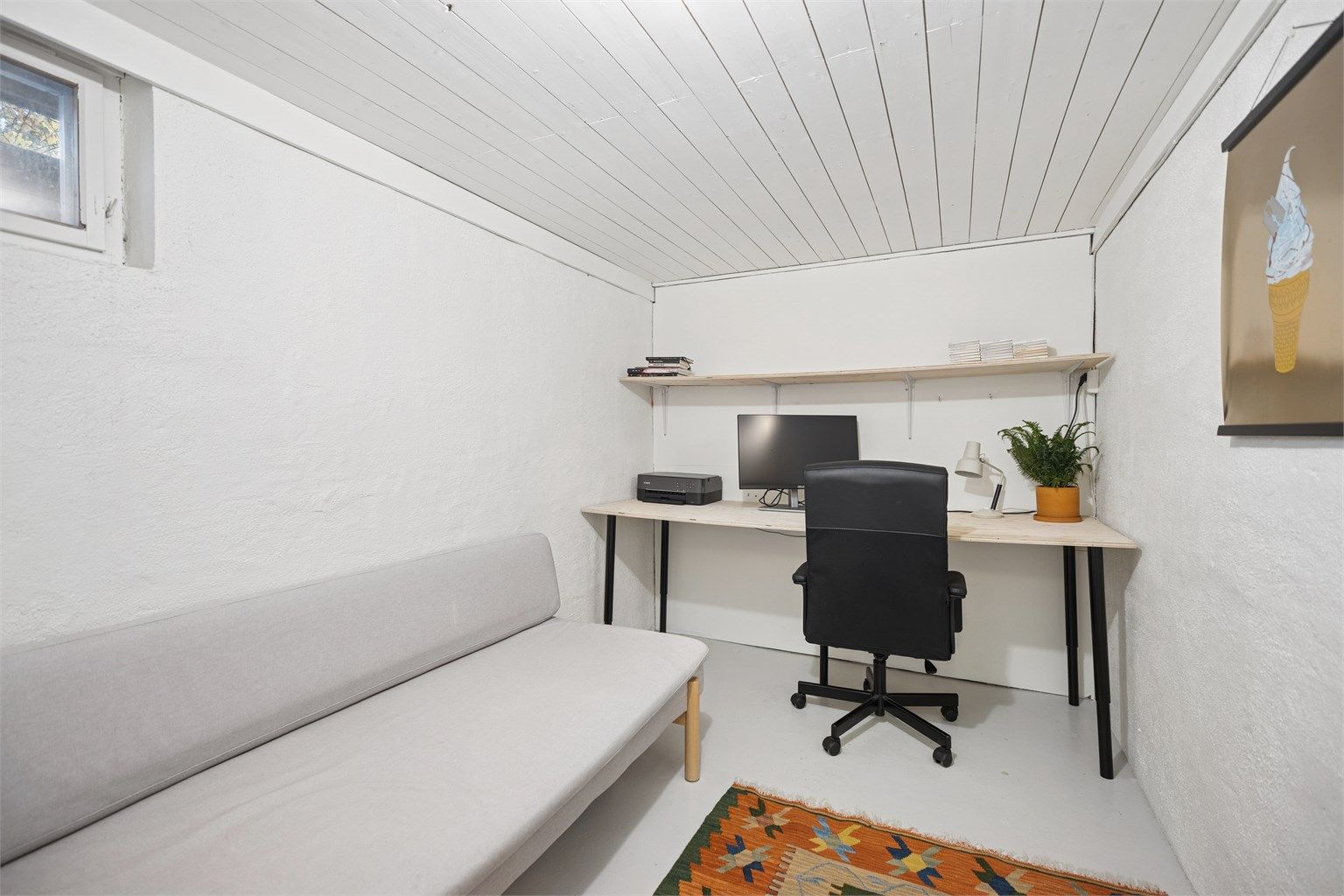 Stille og romslig kontor gjemt vekk fra resten av huset. (Ikke godkjent/omsøkt til varig opphold) 