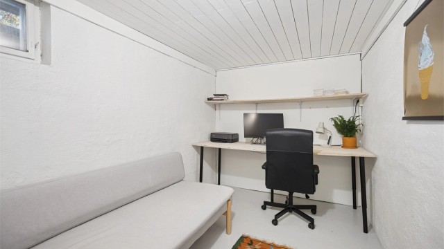 Stille og romslig kontor gjemt vekk fra resten av huset. (Ikke godkjent/omsøkt til varig opphold)