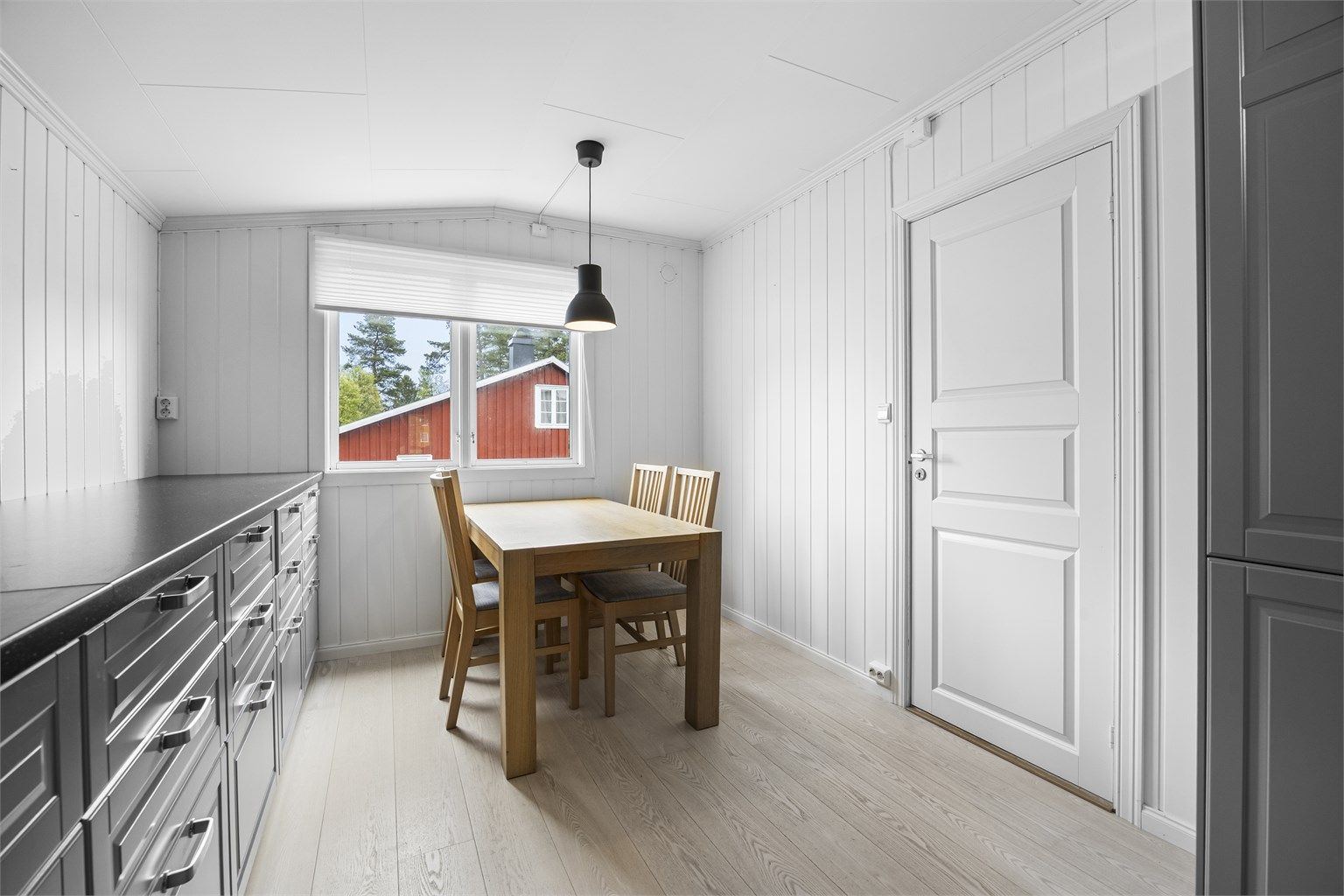 Kjøkkenet har en hyggelig spiseplass for de raske måltidene.