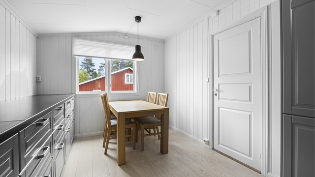 Kjøkkenet har en hyggelig spiseplass for de raske måltidene.