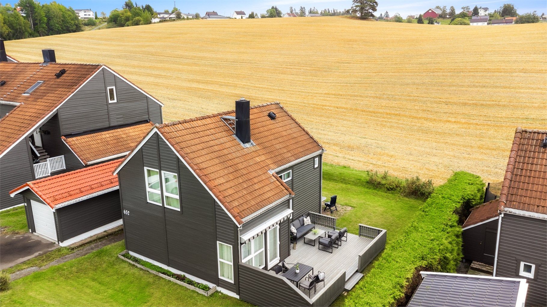 Dette er en sjarmerende enebolig over to plan nederst i Prost Stabels vei på Skedsmokorset.