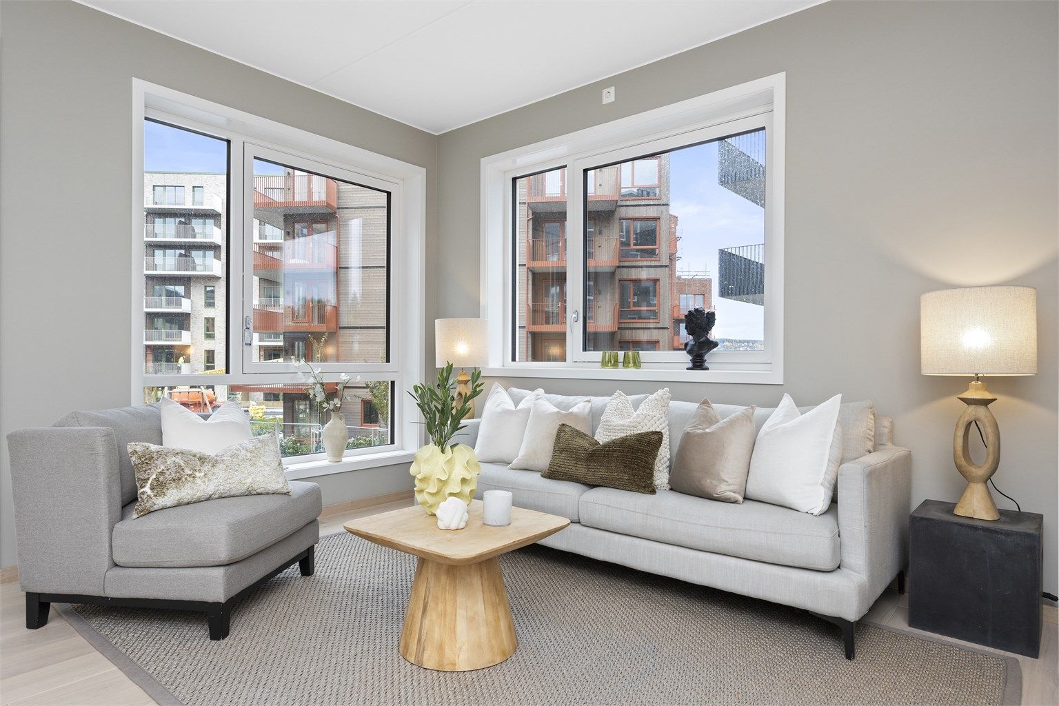 Det er perfekt å møblere med sofa, salongbord og TV-seksjon.