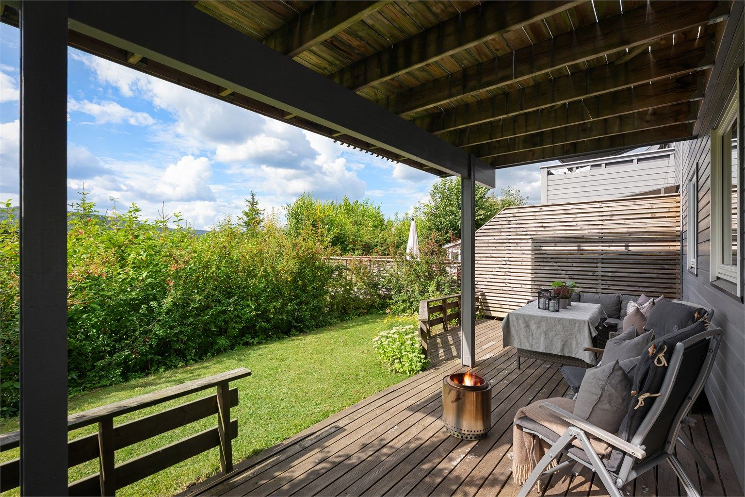 Fra ett av soverommene er det utgang til en koselig terrasse