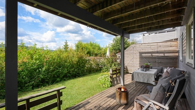 Fra ett av soverommene er det utgang til en koselig terrasse