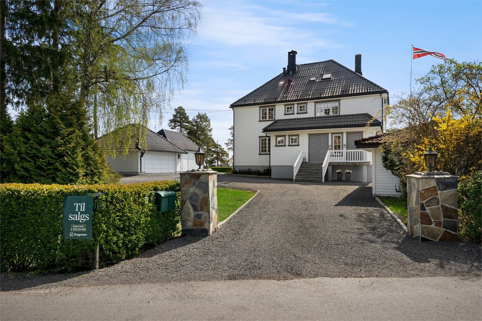 Innbydende og pent opparbeidet gårdsplass