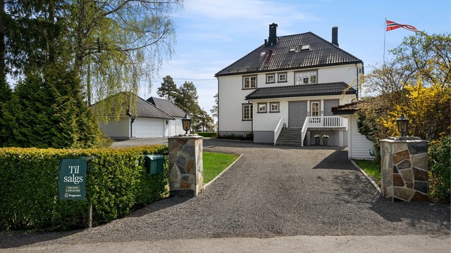 Innbydende og pent opparbeidet gårdsplass