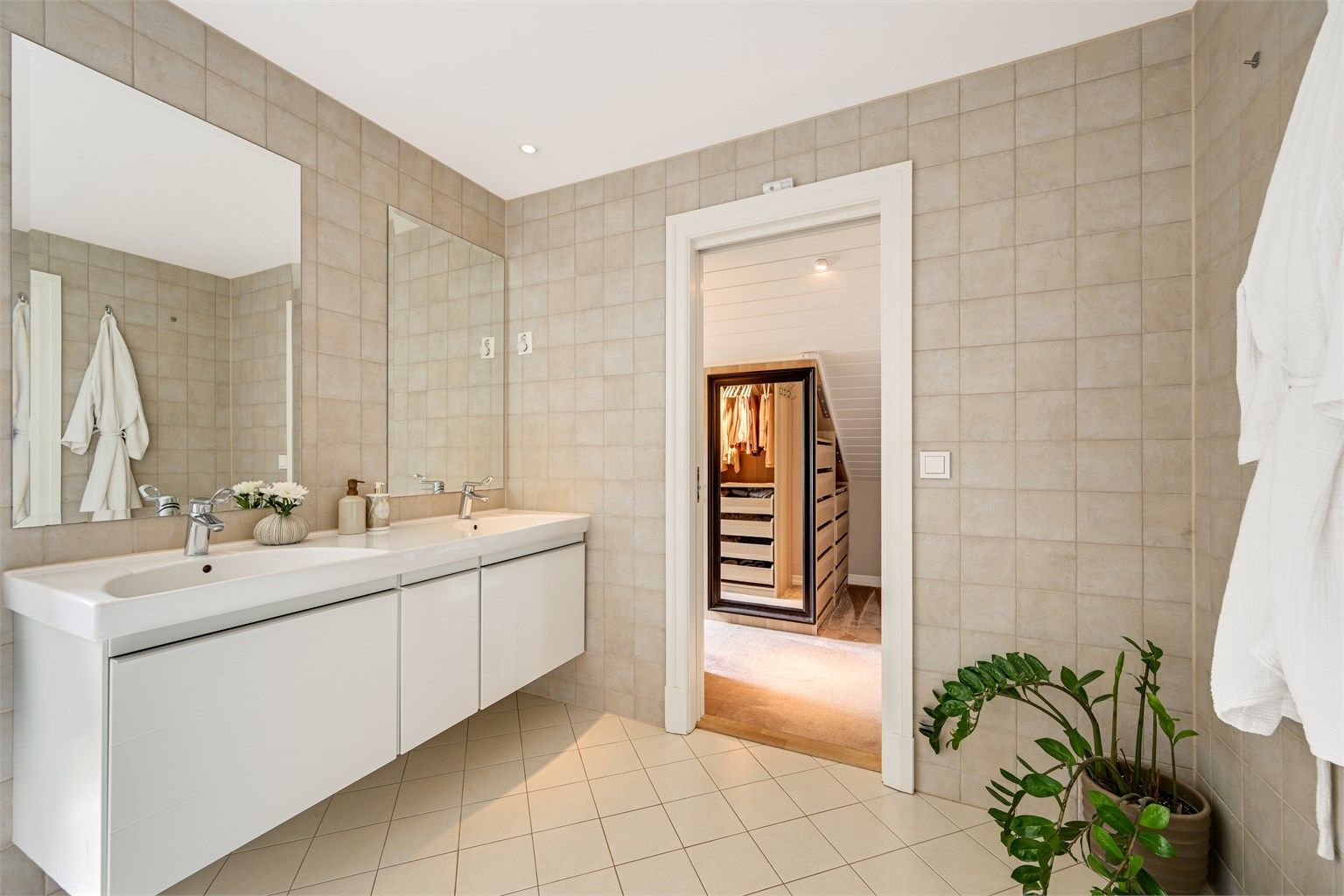 Fra badet er det direkte inngang til et eget omkledningsrom.