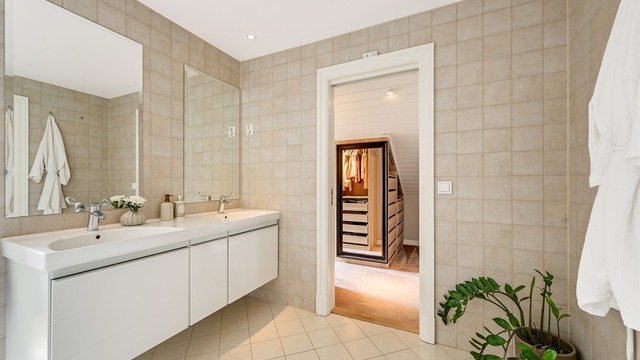 Fra badet er det direkte inngang til et eget omkledningsrom.