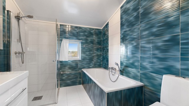 Hovedbadet ble oppgradert i 2015 og har både badekar, dusjhjørne med glassdører og gulvvarme.