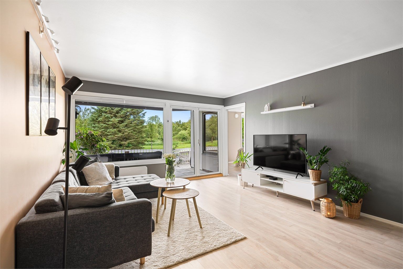 De store vindusflatene gir en lys og luftig romfølelse i stuen. 