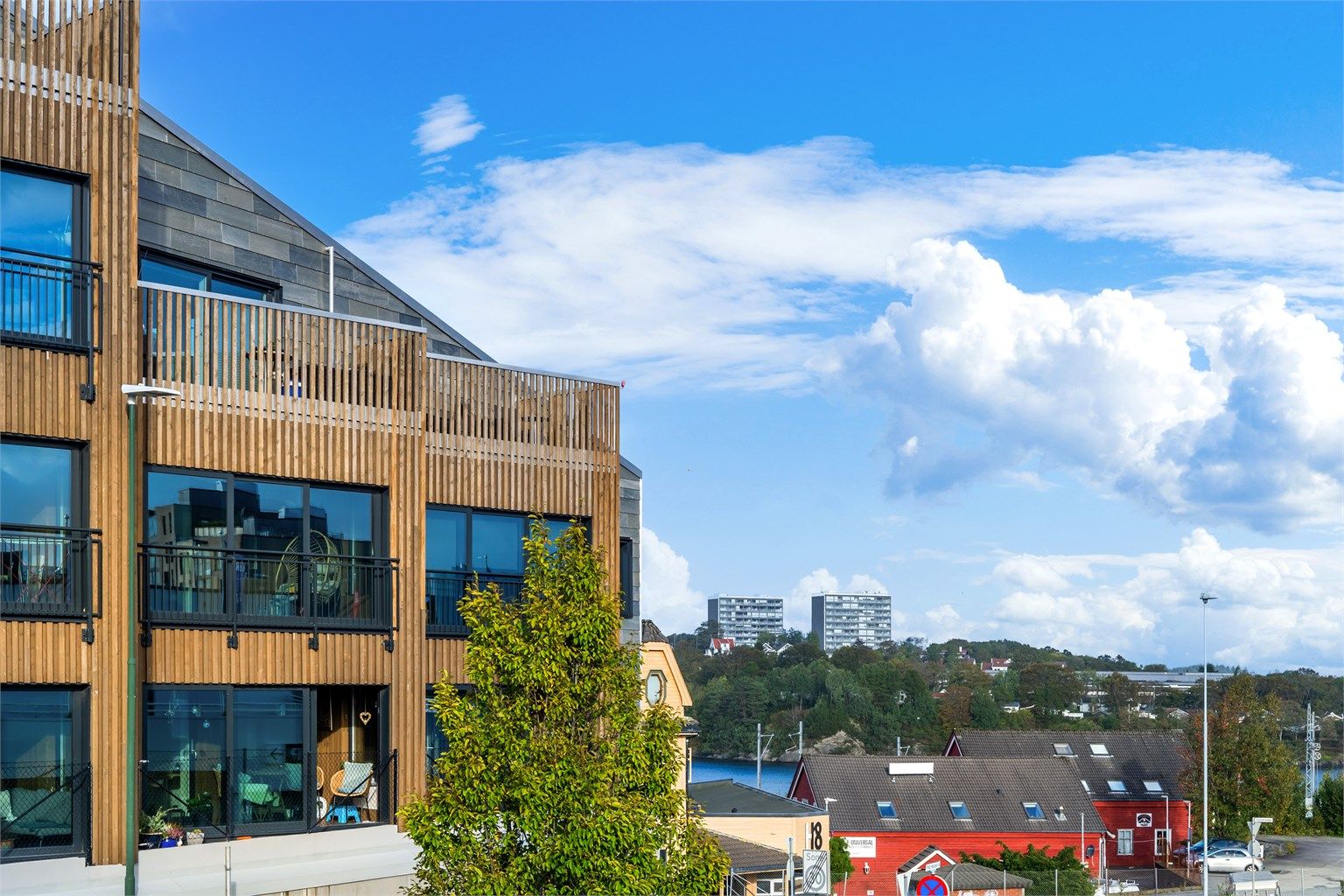  I nærheten ligger det flere spiseplasser, butikker og treningssentre, rett ved. 
Det er også kort vei til turområdene i Godalen. 