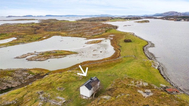 Sjelden fritidseiendom ytterst på Valsøya, med ca. 5 mål tomt og enestående beliggenhet.