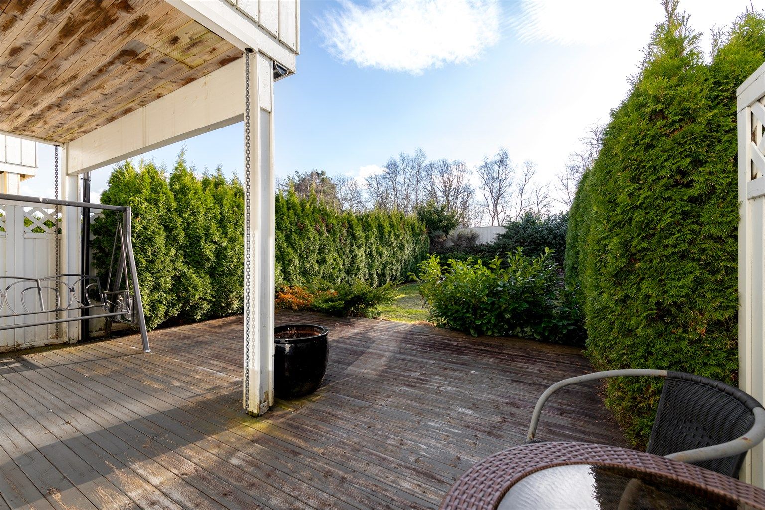 Skjermet hage med hekk mot naboer