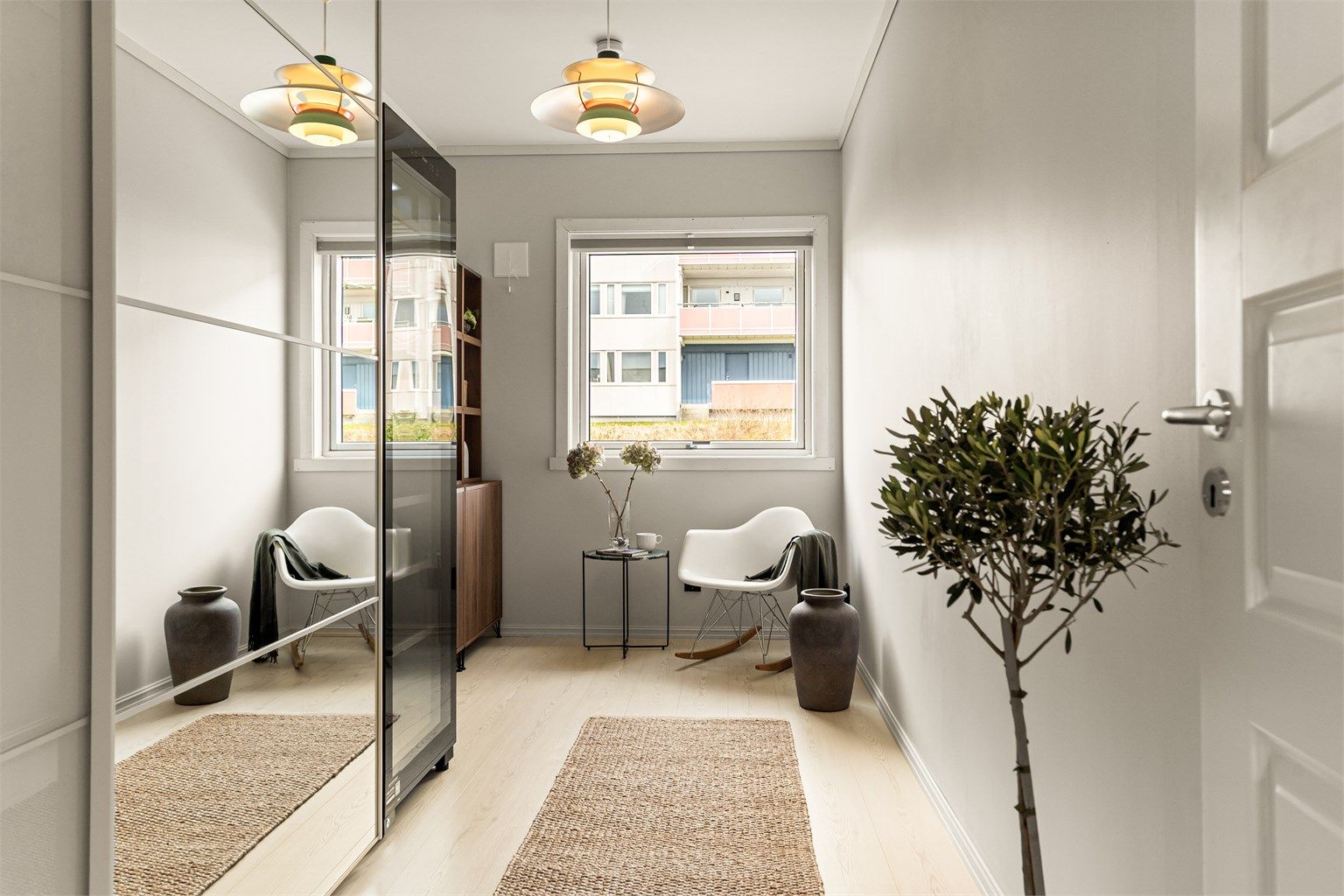 - Soverom nr. 2 passer perfekt som gjesterom eller kontor -