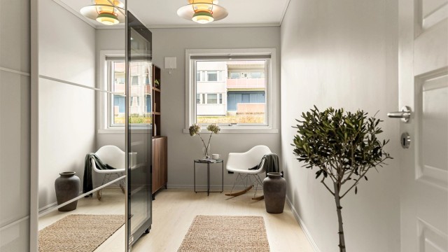 - Soverom nr. 2 passer perfekt som gjesterom eller kontor -