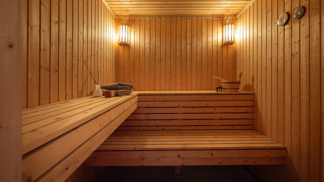 Romslig badstue med plass til mange. Badstuen er utført i trepanel og har en moderne badstueovn.