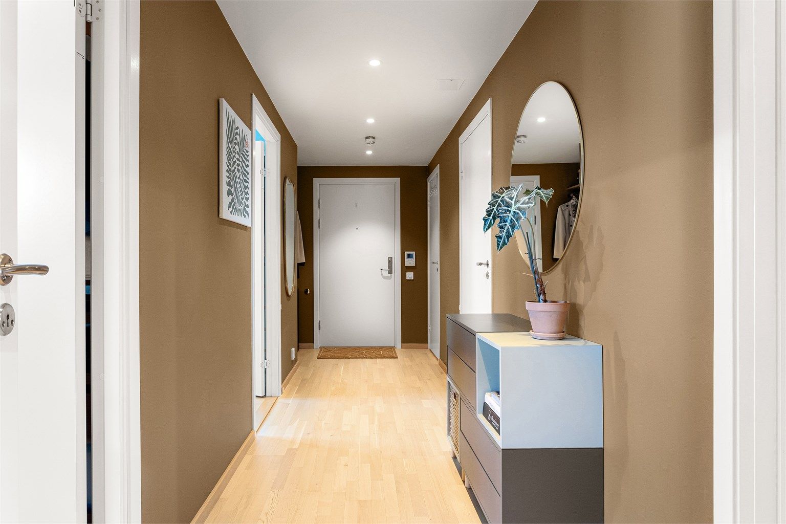 En romslig entré med innfelte downlights ønsker deg velkommen hjem og gir et godt førsteinntrykk av boligen.