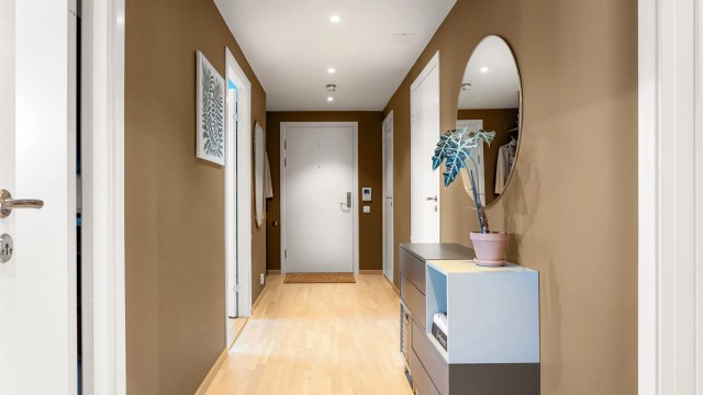 En romslig entré med innfelte downlights ønsker deg velkommen hjem og gir et godt førsteinntrykk av boligen.