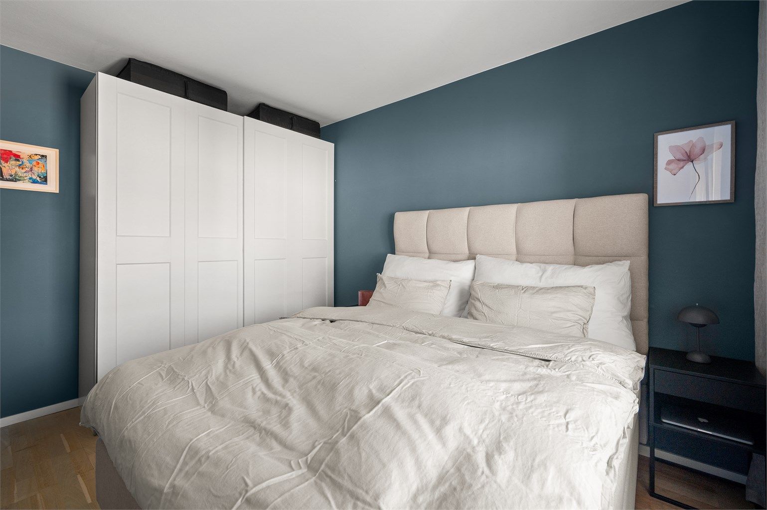 Det er god plass til dobbeltseng og rikelig med garderobeoppbevaring.