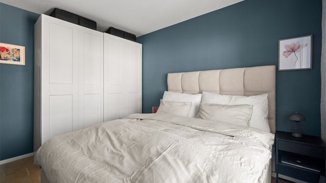 Det er god plass til dobbeltseng og rikelig med garderobeoppbevaring.