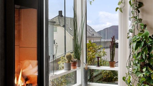 De store vindusflatene i stuen gir også utsikt vestover mot bysentrum