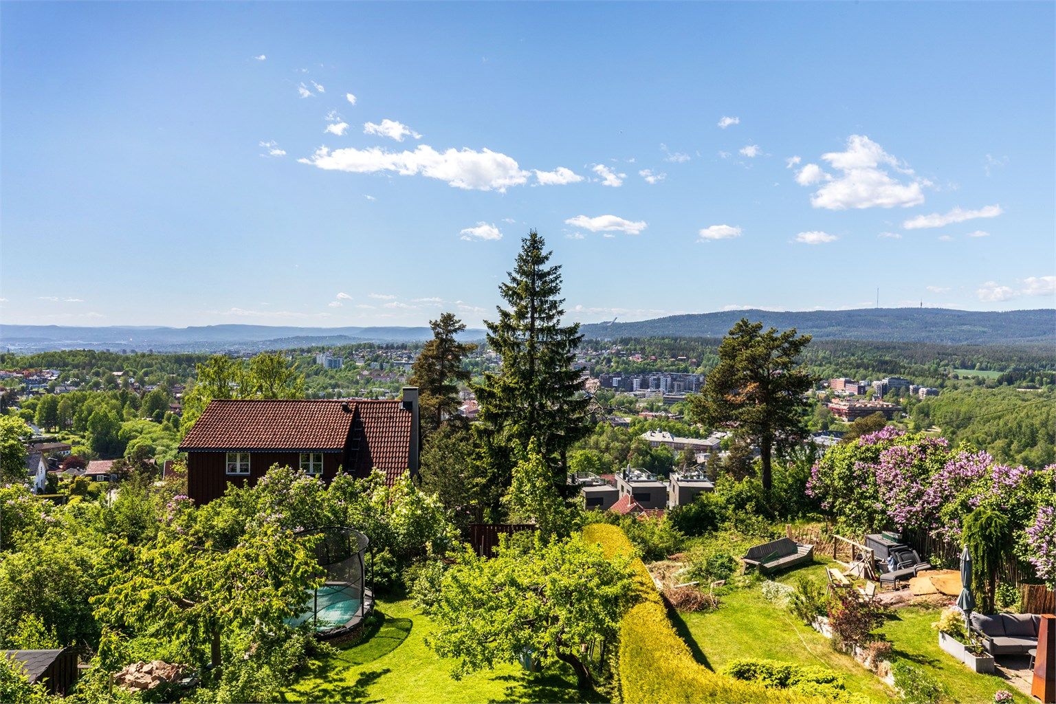 Velkommen til Lachmanns vei 32B, en flott vertikaldelt tomannsbolig med herlig hage og nydelig utsikt