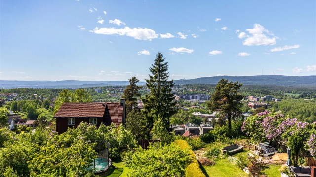 Velkommen til Lachmanns vei 32B, en flott vertikaldelt tomannsbolig med herlig hage og nydelig utsikt