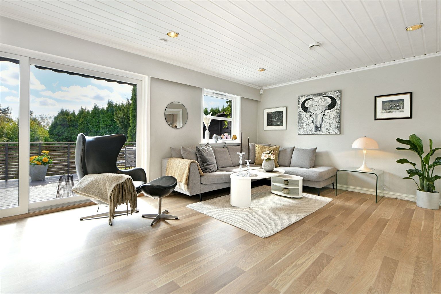 Stue - romslig, lys og svært innbydende, med store vindusflater og glasskyvedører som slipper inn rikelig med naturlig lys - balansert ventilasjon sikrer godt inneklima