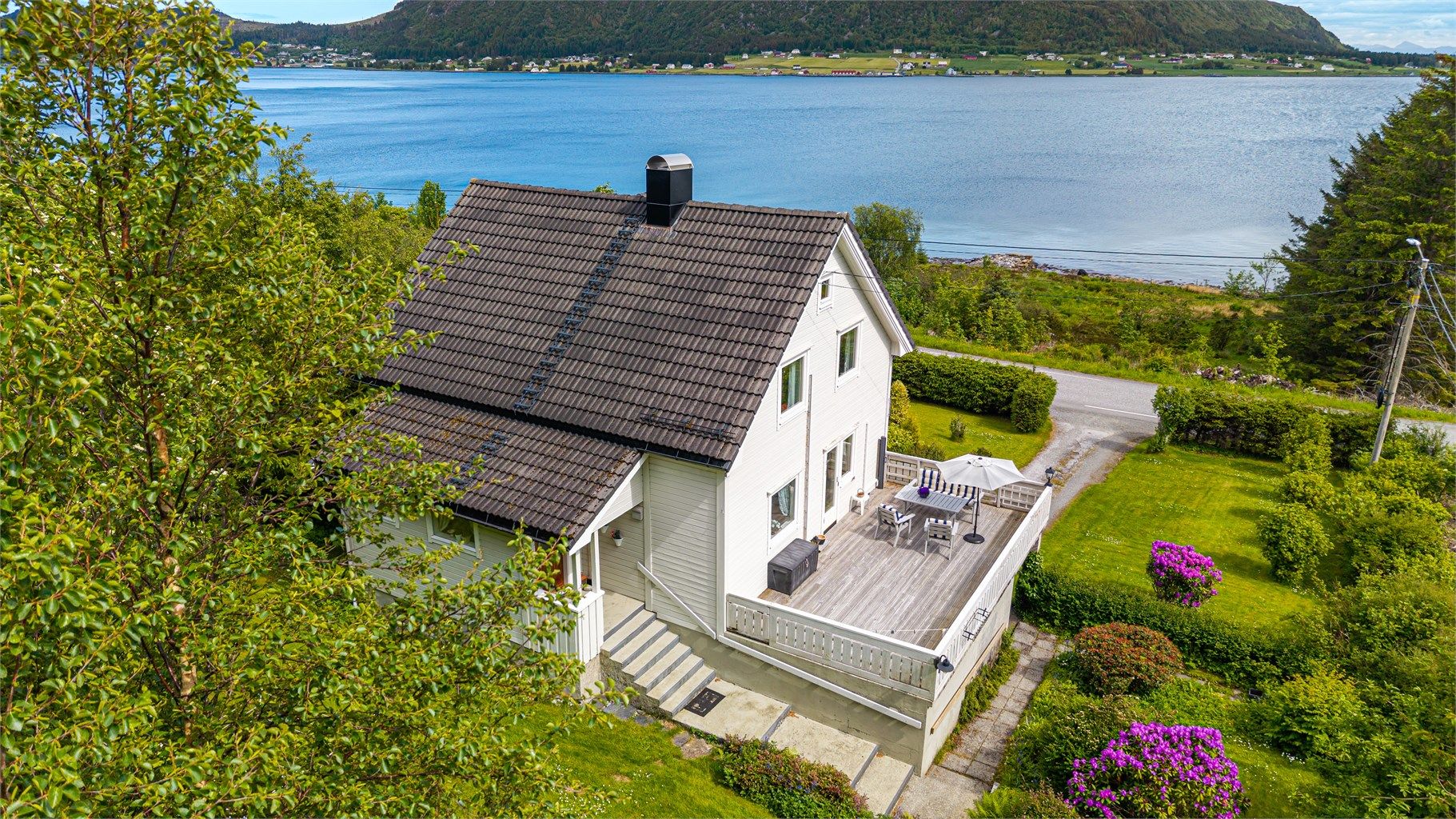 Flott fjordutsikt fra eiendommen.