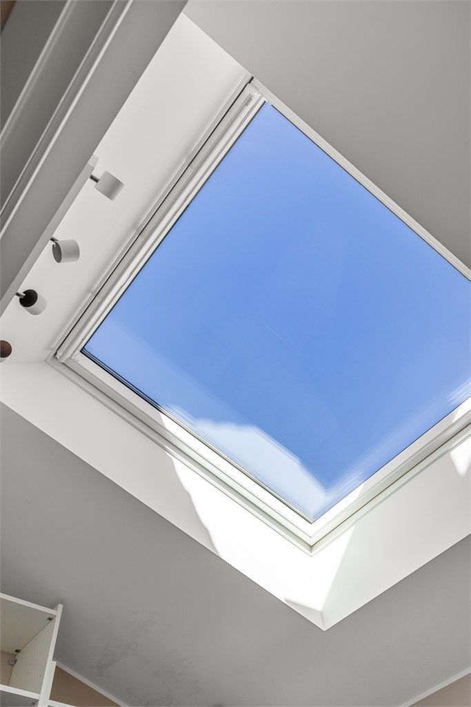 Entréen ble bygget til i 2017, det store takvinduet gir godt med lys inn i rommet