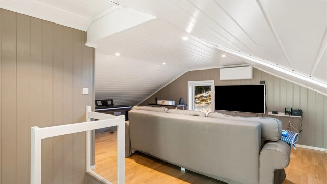 TV-STUE/GJESTEROM: På mesaninen er det innredet med sofa, TV og soveplass.