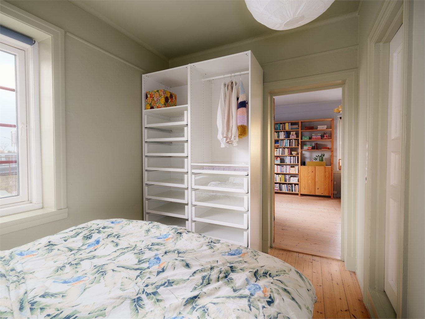 Rommet har plass til seng, nattbord og garderobeløsning.