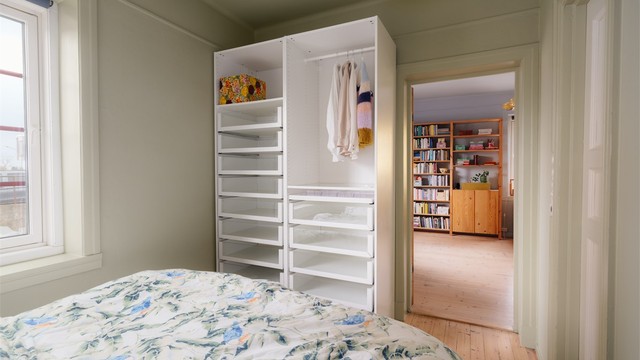 Rommet har plass til seng, nattbord og garderobeløsning.