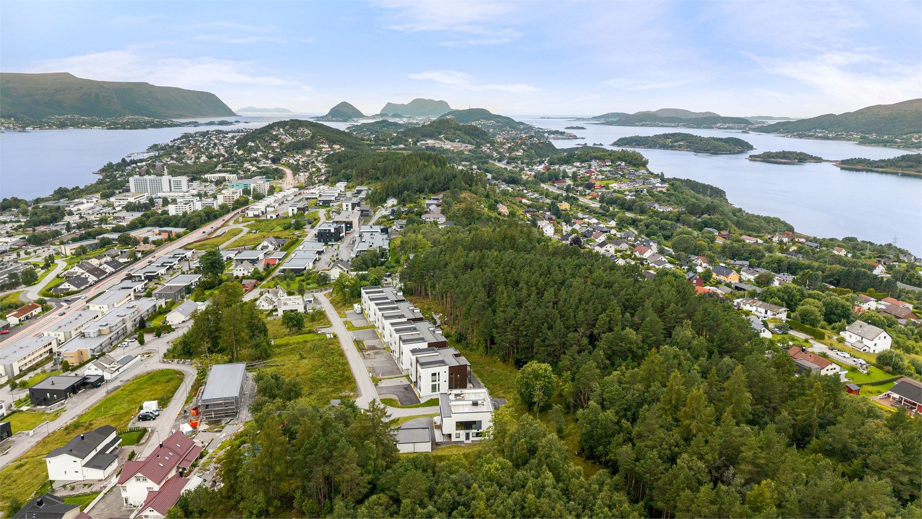 Fine turområder i nærområdet, som Åsemulen og Fjordstien.