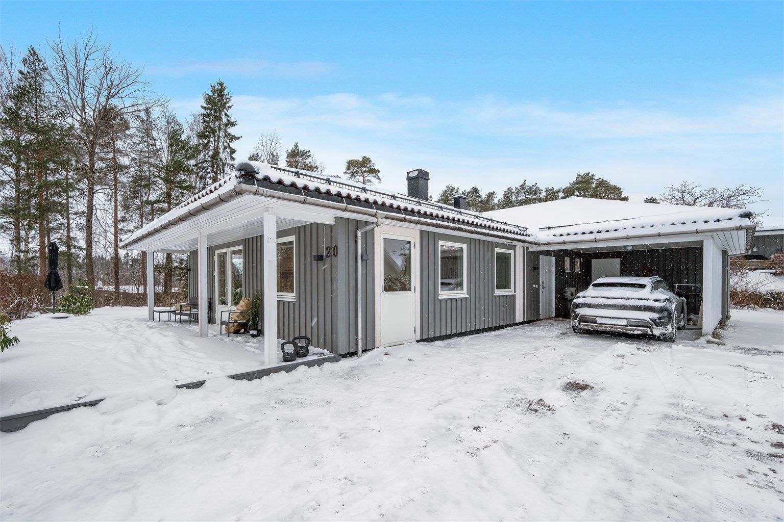 Hollandsk glassert taksten og bred carport med el-billader