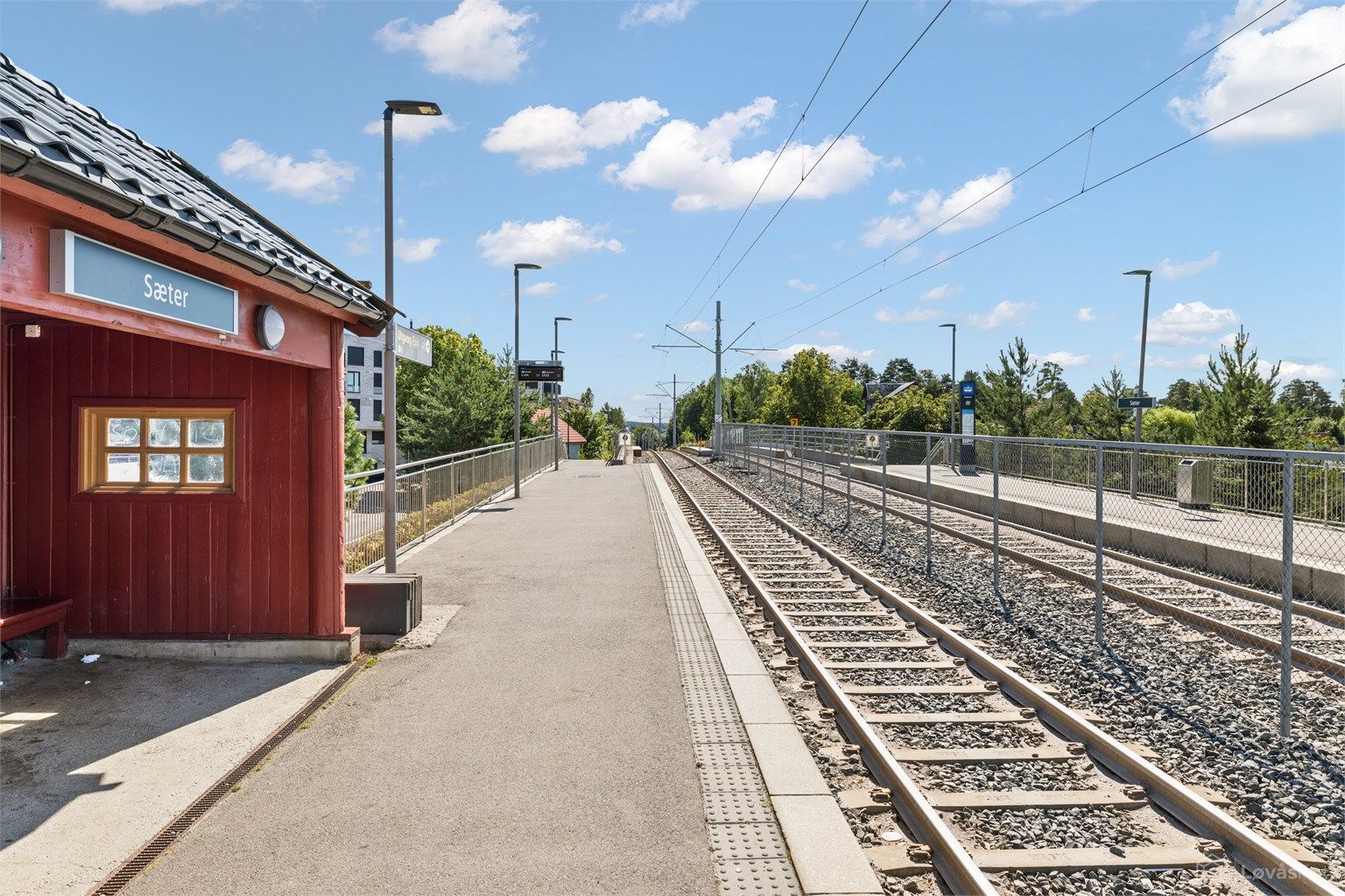 Rett ved finner du trikkeholdeplassen på Sæter med linje 13 og 19 som tar deg enkelt ned til sentrum. Det er også bussholdeplass på Sæter, samt gangavstand ned til Nordstrand togstasjon