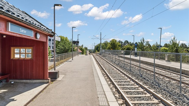 Rett ved finner du trikkeholdeplassen på Sæter med linje 13 og 19 som tar deg enkelt ned til sentrum. Det er også bussholdeplass på Sæter, samt gangavstand ned til Nordstrand togstasjon