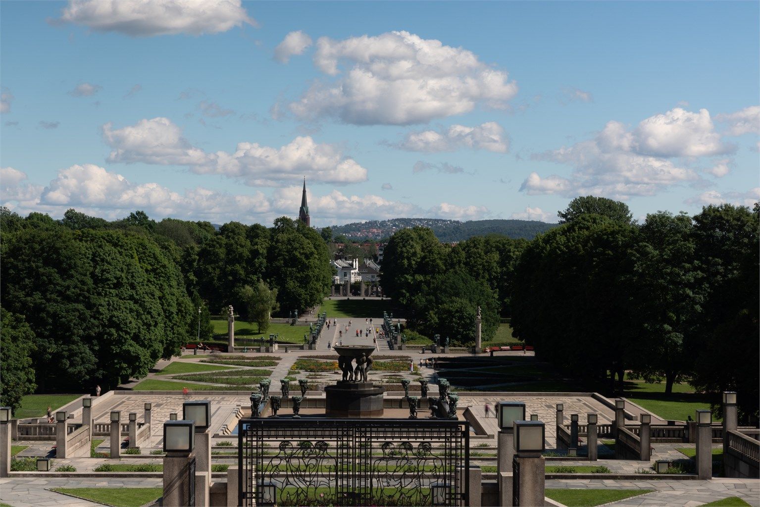Frognerparken, med sine store grøntområder og den trivelige kaféen Anne på Landet, er også innen gangavstand.
