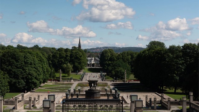 Frognerparken, med sine store grøntområder og den trivelige kaféen Anne på Landet, er også innen gangavstand.