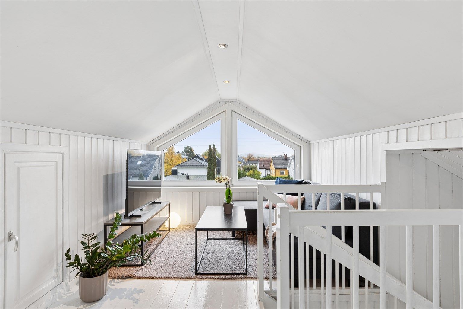 Innfelt belysning i himlingen og rikelig med lys fra vinduene i gavlveggen.